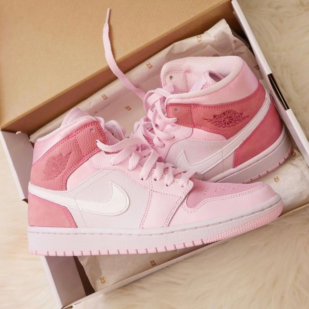 Nike dunks. Air Jordan 1 mid